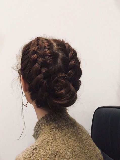 Penteado Cabelo Curto, Braided Bun, January 13, Makeup Box, A Mirror, Aesthetic Hair, Hair Dos, Hair Day, Pretty Hairstyles