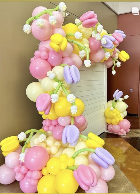 Spring Ballon Decoration, Flower Balloon Wall, Simple Birthday Balloon Decorations, Tea Party Balloon Decorations, Tulip Theme Party, Christmas Balloon Art, Spring Balloon Decorations, Easter Balloon Bouquet, Spring Balloon Arch