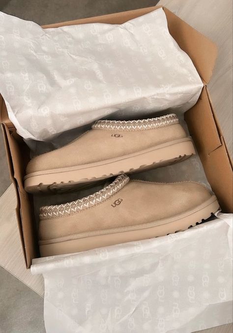 Fall Uggs, Tasman Uggs, Uggs Slippers, Ugg Loafers, Cute Uggs, Cream Fashion, Ugg Tasman Slippers, Trendy Shoes Sneakers, Preppy Shoes