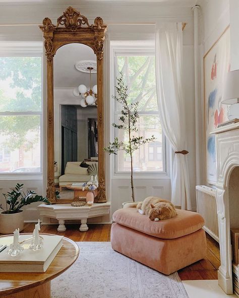 The Spruce on Instagram: “Every element of this living room reflects beauty. 💕📸: @reserve_home” Light Academia House, Academia Room Aesthetic, Light Academia Bedroom, Academia Aesthetic Room, Academia House, Light Academia Room, Reka Bentuk Bilik Tidur, Light Academia Decor, Academia Bedroom