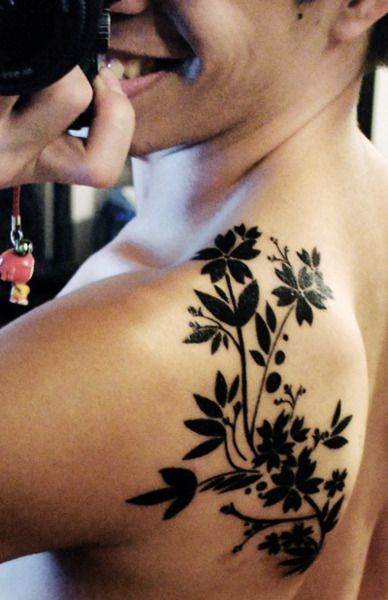 http://tattoomagz.com/black-shoulder-tattoos/ Black Flowers Tattoo, Shoulder Blade Tattoo, Flower Tattoo Shoulder, Tattoo Collection, Plant Tattoo, Tattoo Feminina, Skin Art, Love Tattoos, Pretty Tattoos