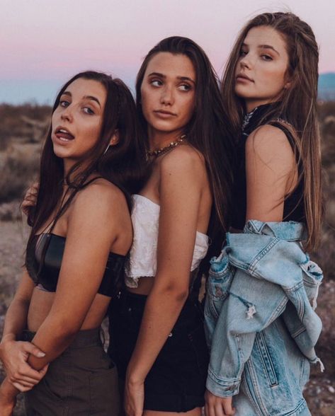 #Emma #Chamberlain #Hannah #Meloche #Ellie #Thumann #Besties #bff #friends #goals Beauty Fotografie, Sisters Photoshoot, Best Friend Photography, Best Friend Poses, Best Friend Photoshoot, Smink Inspiration, Bff Photoshoot, Best Friends Shoot, Friend Poses Photography