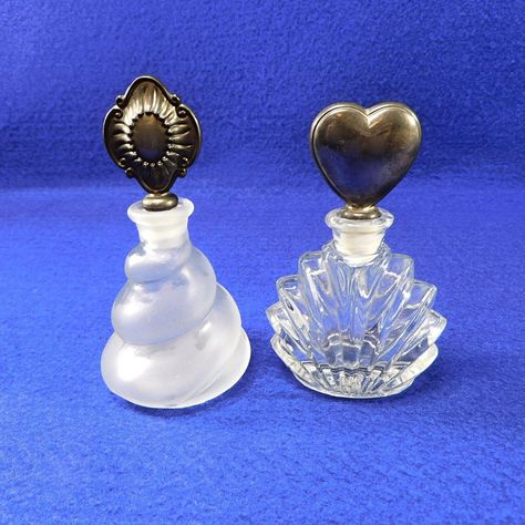 Objects Reference, Unique Perfume, Movie Ideas, Beautiful Perfume Bottle, Beautiful Perfume, Ocean Decor, Hogwarts School, Puffed Heart, Heart Top