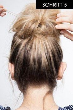 Messy Bun Anleitung: Schritt 5 Messy Bun Anleitung, Grunge Hair, Bad Hair, Messy Hairstyles, Hair Dos, Messy Bun, Hair Day, Diy Hairstyles, Bun Hairstyles