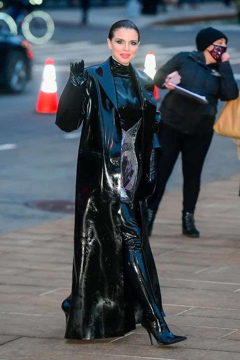 Julia Fox Wears Latex Bodysuit and Chainmail Catwoman Dress Latex Outfit Street Style, Black Latex Outfit Aesthetic, Latex Suit Woman Costume, Black Latex Clothes, Black Latex Bodysuit, Latex Lady, Leather Outfits Women, Vinyl Fashion, Vinyl Clothing