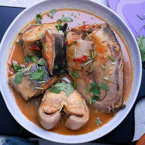 Nigerian Catfish Peppersoup Cooking Catfish, Catfish Pepper Soup, Fish Pepper Soup, How To Cook Catfish, Nigeria Food, African Recipes Nigerian Food, Catfish Recipes, White Soup, Nigerian Recipes