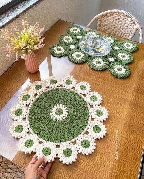 Taplak Meja Crochet, Crochet Mug Cozy, Crochet Table Mat, Crochet Placemat Patterns, Hello Kitty Crochet, Crochet Leaf Patterns, Crochet Dollies, Crochet Bedspread Pattern, Diy Embroidery Designs