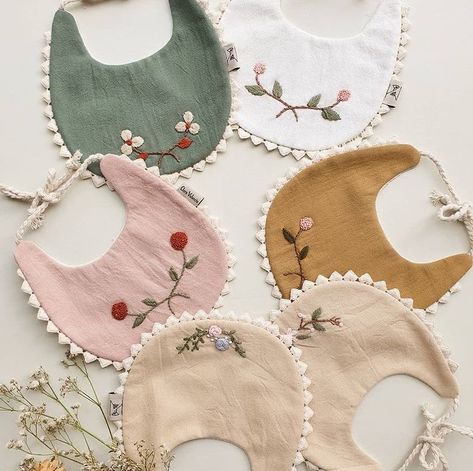 Ajuar Bebe Ideas, Baby Bibs Diy, Baby Dress Embroidery, Embroidered Hair Bows, Baby Dress Design, Handmade Embroidery Designs, Baby Clothes Patterns, Baby Embroidery, Hand Embroidery Projects