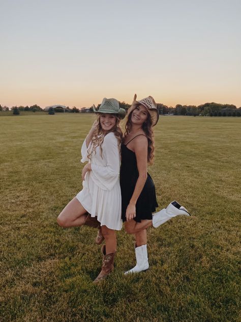 Cute photo poses | country concert outfit ideas | sunset | white cowboy boots | country aesthetic Country Concert Outfit White Boots, White Cowboy Boots Outfit Concert, Country Concert Picture Ideas, Story Poses, White Cowboy Boots Outfit, Country Concert Outfit Ideas, Cowboy Hat Styles, Texas Trip, White Cowgirl Boots