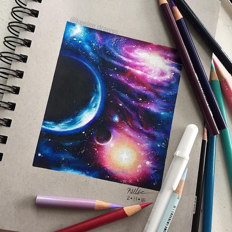 •Hello Everyone!🌿 • here’s this space/galaxy drawing! i saw this cool picture on pinterest so i wanted to draw it lol. i’ve never drawn a galaxy like this with planets and stuff but i kinda like it! hope you like this drawinggg!🌚 • made with prismacolor pencils on strathmore toned gray paper:) • Galaxy Drawing, Art Galaxie, Galaxy Drawings, Galaxy Artwork, Planet Drawing, Prismacolor Art, Space Drawings, Galaxy Tattoo, Galaxy Colors