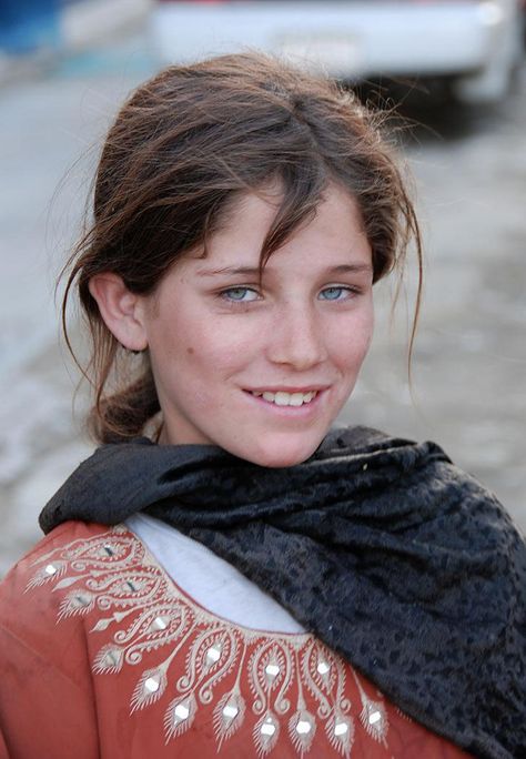 Afghan girl wandering the streets of Kabul. - Imgur Afghan Girl, Alexander The Great, People Of The World, World Cultures, Interesting Faces, Up Girl, People Around The World, Beautiful Eyes, Blue Eyes