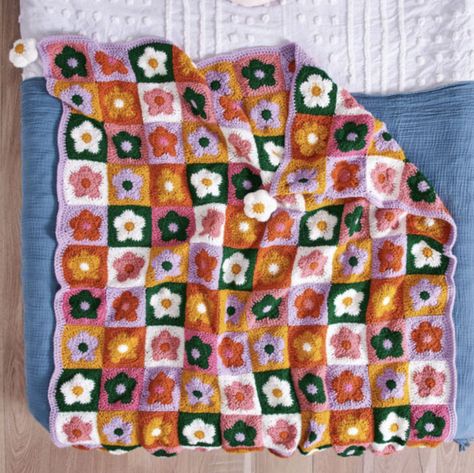 5 Petal Daisy Flower Crochet Square - Repeat Crafter Me Square Nails For Summer, Daisies Crochet, Field Of Daisies, Nails For Summer, Easy Crochet Patterns Free, Crochet Blanket Pattern, Short Square Nails, Crochet Square, Crochet Squares