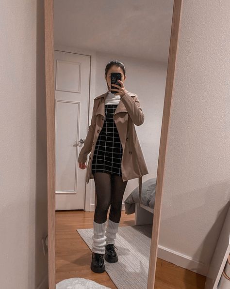 Winter Inspo Aesthetic, Dress Leg Warmers, Trench Coat Fashion, Aesthetic Ootd, Trench Coat Style, Winter Inspo, Checkered Dress, Outfit Winter, Casual Winter Outfits