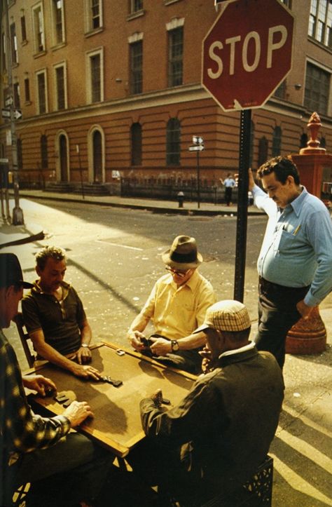 Street Scenes of NYC in the 1970s - Flashbak Pictures Of New York, Colour Pictures, New York Vintage, New York Pictures, New York Photos, New York Life, Lower Manhattan, Vintage New York, Little Italy