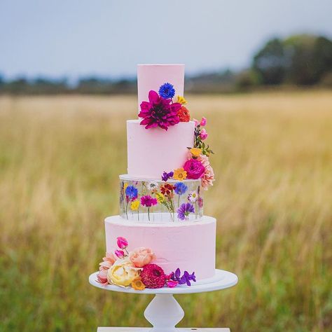 Fillable Cake Stand Ideas, Cake Stand Decor Ideas, Cake Stand Wood, Unique Cake Stands, Acrylic Cake Stand, Pink Buttercream, Acrylic Cake Stands, Cake Stand Decor, Metal Cake Stand