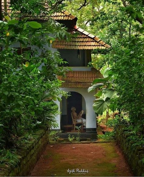 Kerala Village Photography, Old Village House Design Indian, Traditional Indian Houses, Small House Design Kerala, Kerala Traditional House, Kerala Architecture, Indian Houses, India House, Kerala House