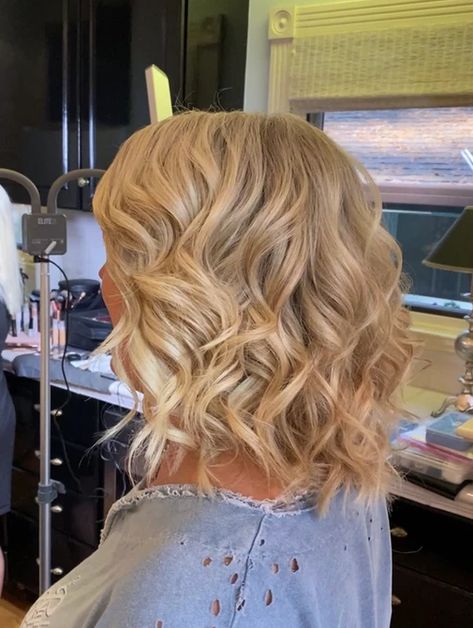 Modern Curls, Hairstyle For Bridal, Curled Wedding Hair, Half Up Curls, Shoulder Length Curls, Half Up Half Down Hairstyle, Down Hairstyle, Short Hair Bride, Short Hair Waves