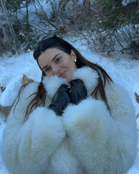 Kendall Jenner Winter Outfits, Mode Au Ski, Kendall Jenner Aesthetic, Style Kendall Jenner, Kendall Jenner Icons, Kendall Jenner Instagram, White Faux Fur Coat, White Fur Coat, Makeup Hairstyles