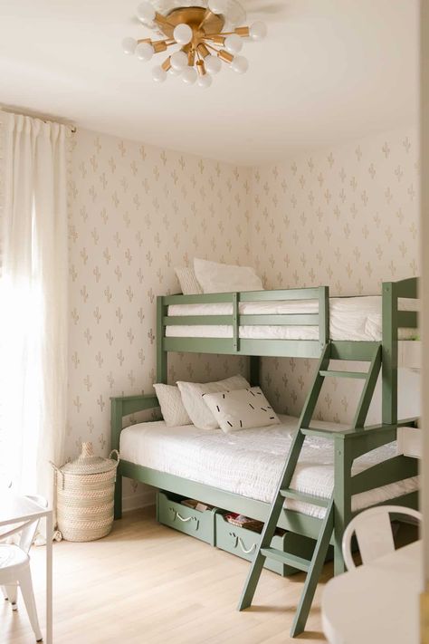 Small Bedroom Bed, Bunk Beds Small Room, Boy Bedrooms, Beds For Small Rooms, Small Bedroom Storage, Cool Bunk Beds, Small Space Bedroom, Attic Design, Girls Rooms