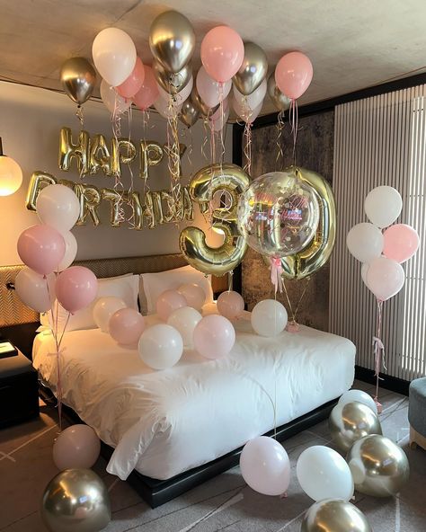 Happy birthday 💗🎀🌸✨ A perfectly pink surprise set up! @nobulondonshoreditch ➡️ Dm to book ⬅️ Balloons & florals made ready from office and positioned straight to your room Delivery all over London & surrounding areas 📍 #londonballoons #londonhotel #hoteldecor #hotelballoons #london #balloondelivery #balloondecor #londoneventplanner #balloons #balloonartist #ceilingballoons #birthdaygirl #birthdaysetup #balloonsetup #pinkballoons #instagrambirthday #forher #viral #forhim #surprisebirthday... Room Surprise Birthday, Pink Birthday Room Decorations, 21st Birthday Room Decorations, 30th Birthday Balloons Decoration, Happy Birthday 30, Hotel Birthday, Birthday Room Surprise, Balloon Design For Birthday, 21st Birthday Balloons