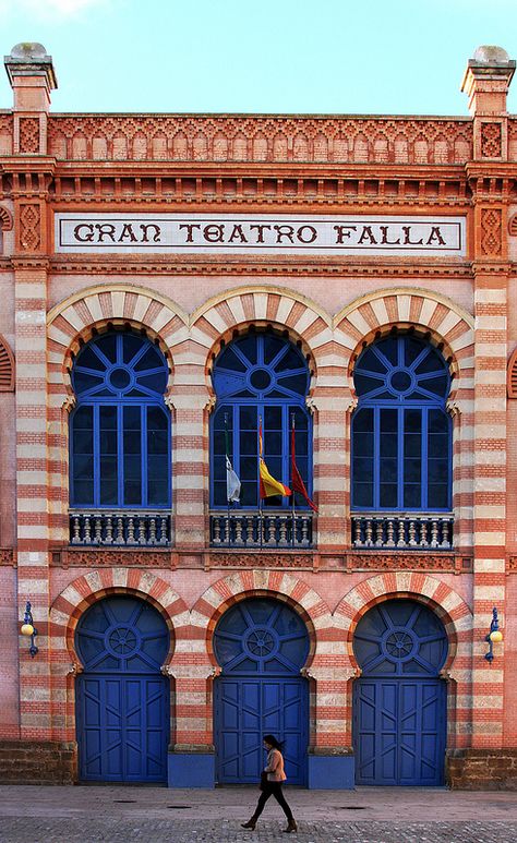 Ver un concurso de chirigotas en el Gran Teatro Falla de Cadiz.... #cosasquehacerantesdemorir Visit Spain, Architecture Unique, Cadiz Spain, Spain Photography, Andalucia Spain, Interesting Buildings, Spain And Portugal, Cadiz, Canary Islands