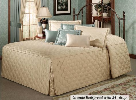 We find a great place to buy fitted, quilted bedspreads for a 1950s, 1960s or 1970s midcentury modern or vintage style bedroom -- 6 retro colors. Fitted Bedspread, Vintage Style Bedroom, Vintage Bedroom Styles, Mid Century Bedroom, Bed In Corner, Glam Bedroom, Retro Renovation, Brown Carpet, Twin Xl Bedding