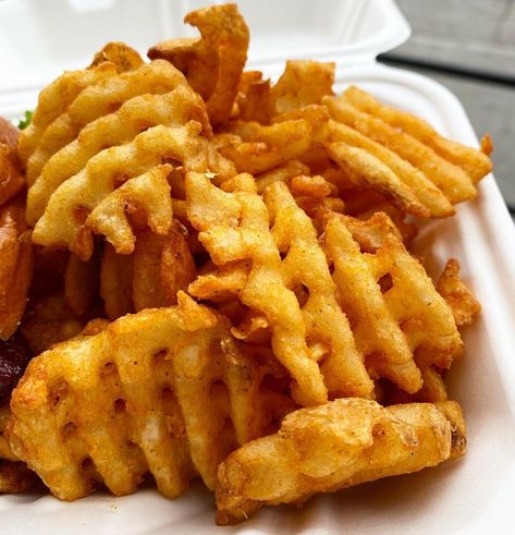 I thought I didn’t like waffle fries till I had this 🍟 that crunch and flavor was amazing... Hot Fries, Waffle Fries, Food Therapy, Food Drawing, French Fries, Food Recipe, Korean Food, Yum Yum, Fitness Diet