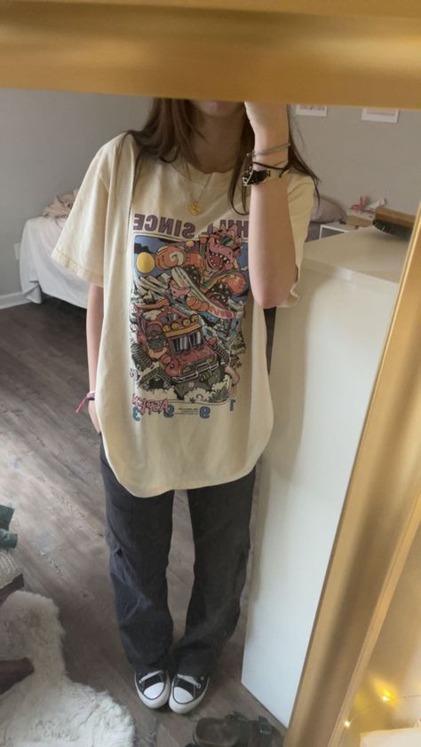 School Outfits Graphic Tee, Beige Oversized T Shirt Outfit, Aesthetic Graphic Tee Outfit, Oversized Graphic Tee Outfits Aesthetic, Baggy Tees Outfit, Oversized Tees Aesthetic, Baggy Shirts Aesthetic, Beige Oversized Shirt Outfit, Cute Baggy T Shirts