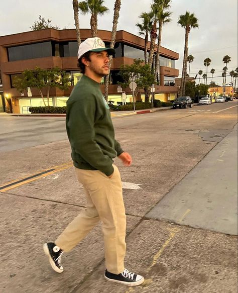 Mens Clothing Styles Converse, Chill Fall Outfits Men, Classy Skater Outfit Men, Men Fitted Hat Outfit, Mens Outfits With Beanies, Mens Style California, San Diego Mens Fashion, Australia Mens Fashion, Chicago Mens Street Style