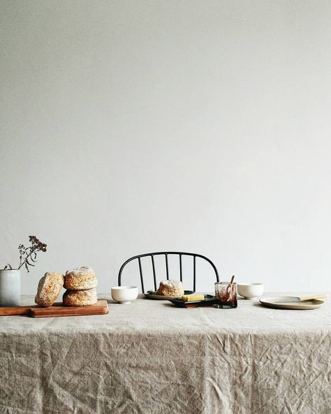 Minimalist Food, Morning Reading, Kinfolk Table, Cheap Beach Decor, Decor Guide, Irish Linen, Cheap Decor, Photo Images, Slow Living