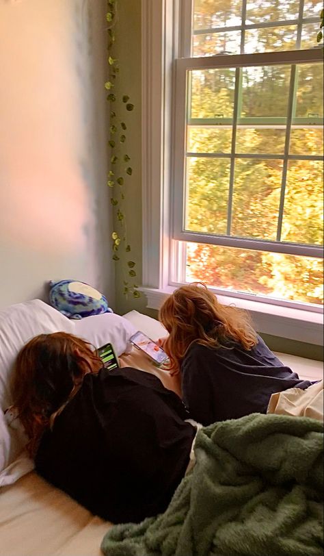 aesthetic friends Friends In Bed Aesthetic, Living With My Best Friend Aesthetic, Cuddle Best Friend, Sisters Living Together Aesthetic, Comforting Friends Aesthetic, Girl Talk Aesthetic, Soft Friends Aesthetic, Quality Time With Friends Aesthetic, Friends On Couch Aesthetic