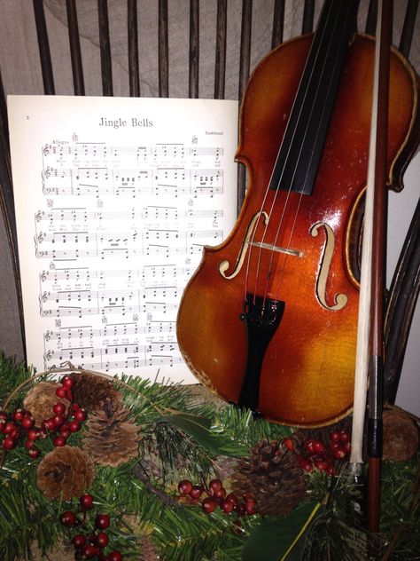 My Christmas violin Christmas Violin Decoration, Christmas Violin, Violin Decoration, Vintage Decorations, Country Christmas Decorations, Primitive Home, Country Christmas, Christmas Centerpieces, Holiday Decor Christmas