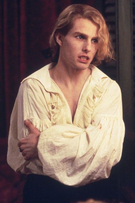 Tom Cruise as Lestat de Lioncourt in Interview with the Vampire: The Vampire Chronicles (1994) Lestat And Louis, Vampire Facial, Queen Of The Damned, Vampire Stories, The Vampire Chronicles, Vampire Movies, Vampires And Werewolves, Interview With The Vampire, Vampire Academy