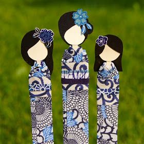 Omiyage Blogs: A Dozen Dollies... Asian Cards, Folding Origami, Three Sisters, Japanese Dolls, Doll Tutorial, Kokeshi Dolls, Japanese Crafts, Paper Folding, Popsicle Sticks