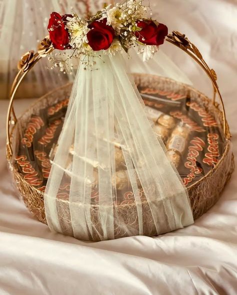 Nikkah Gift Basket, Bridal Hamper Ideas, Wedding Thaal Ideas, Wedding Dala Decoration, Nikkah Taals, Wedding Taals Ideas, Bridal Gift Wrapping Ideas Packaging, Marawa Packing Ideas, Engagement Gift Hamper