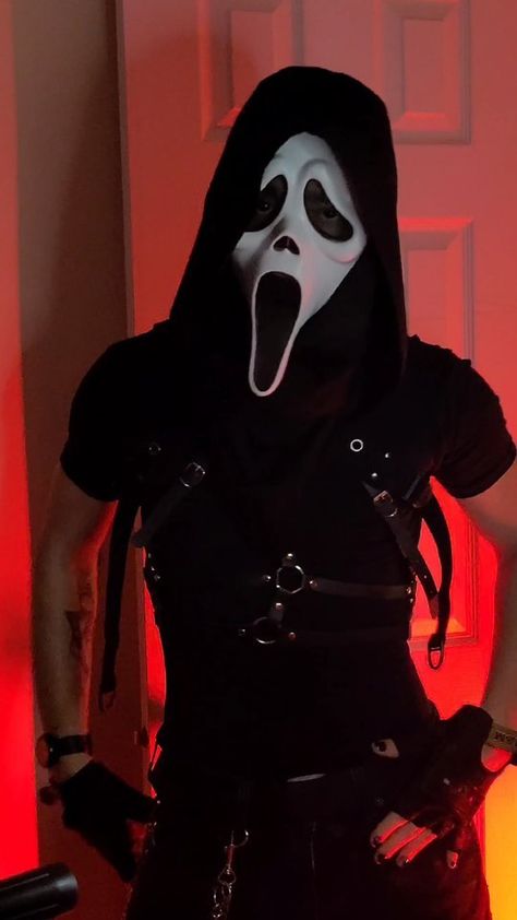 Ghost Face Costume Men, Mens Cosplay Ideas, Shirtless Ghostface, Ghost Face Cosplay Guy, Ghost Face Cosplay, Ghost Face Tiktok, Ghostface Couple, Ghostface Tiktok, Ghostface Cosplay