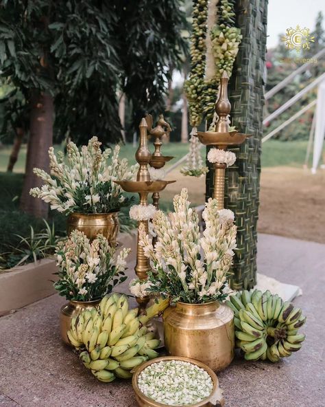 Traditional Haldi Decor, Lao Wedding Decoration, Tambram Wedding, Hindu Wedding Decor, Indian Floral Decor, Indian Outdoor Wedding Decor, Flowers Indian, Home Flower Decor, Simple Stage Decorations