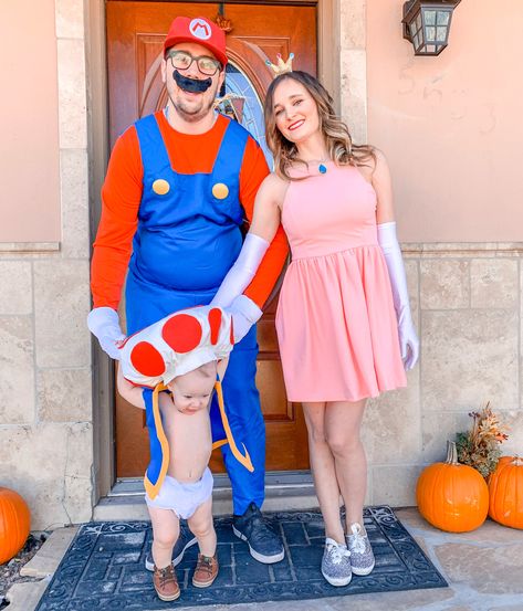 Couples Costume With Baby, Mario Bros Toad Costume, Couple And Baby Halloween Costumes, Baby And Parents Halloween Costumes, Mario Kart Family Halloween Costumes, Baby Toad Costume, Princess Peach Adult Costume Diy, Toad Halloween Costume, Parents And Baby Halloween Costumes