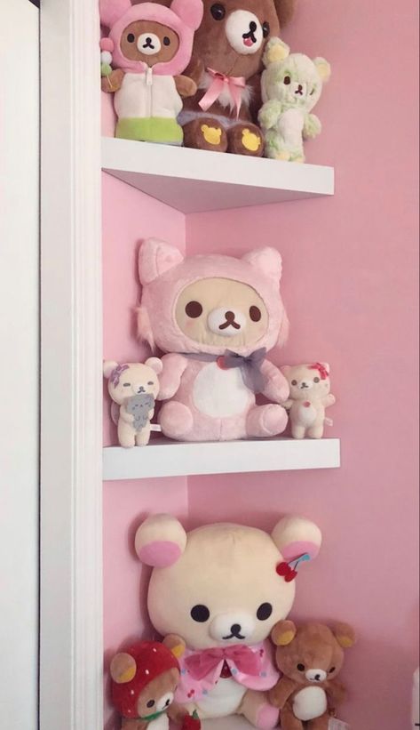 Rilakkuma Bedroom, Plushies Bedroom, Bedroom Plushies, Sanrio Bedroom Ideas, Plushie Room, Cutecore Bedroom, Sanrio Room Decor, Sanrio Bedroom, Sanrio Room