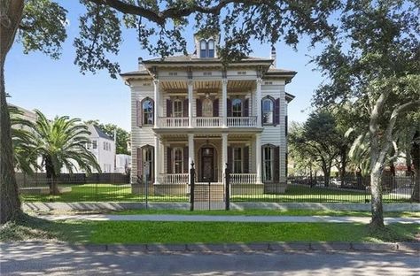 This $5 Million NOLA Mansion For Sale Was Once Owned By Anne Rice | Interview with a Vampire author is selling her New orleans victorian home. New Orleans Mansion, Classic Exterior Design, Abandoned Mansion For Sale, Anne Rice, New Orleans Homes, Victorian Mansions, Mansions For Sale, Abandoned Mansions, St Charles