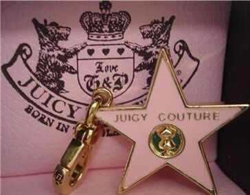 Want! Juicy Charms, Juicy Couture Charms Bracelet, Lost World, Y2k Accessories, Juicy Couture Charms, 2000s Aesthetic, Juicy Couture Jewelry, Bracelet Charms, Fashion Now