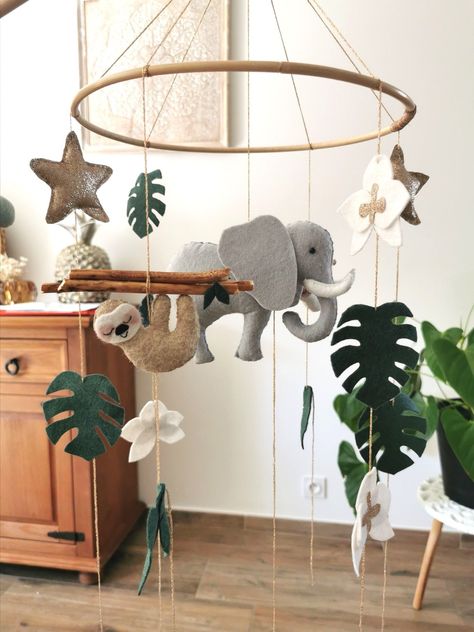 J'ai confectionnce mobile pour la chambre de mon bébEn feutrine principalementthème jungle Jungle Baby Room, Jungle Mobile, Baby Decor Diy, Baby Boy Room Decor, Nursery Room Design, Baby Boy Room Nursery, Baby Room Inspiration, Nursery Room Inspiration, Diy Home Decor Ideas