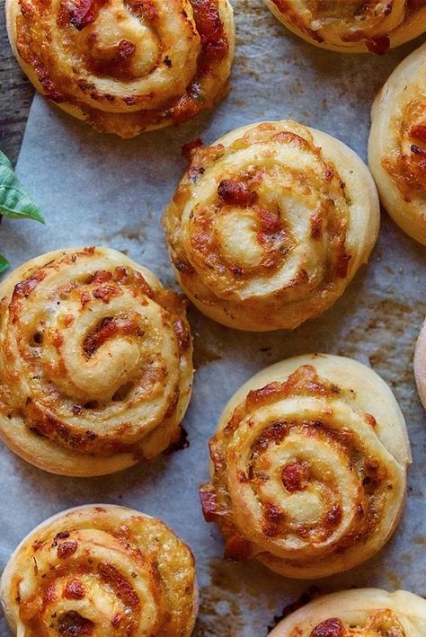 Pizza Buns Recipe Homemade, Homemade Pizza Buns, Savory Buns, Pizza Buns Recipe, Pizza Bun, Pastry Swirls, Homemade Appetizers, Pizza Buns, Pizza Easy