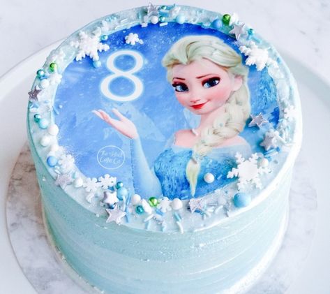 Frozen is the most loved and popular Disney princess among young girls. Girls love to have a Frozen-themed birthday cake. This exquisite Frozen cake is adorned with blue buttercream and fondant icing snowflakes. This will totally mesmerize your birthday girl and her friends. Girls Birthday Cake Ideas, Frozen Themed Birthday Cake, Elsa Cake Frozen, Cake Designs For Kids, Candy Birthday Cakes, Elsa Cakes, Frozen Birthday Cake, Princess Birthday Cake, Cake Shapes