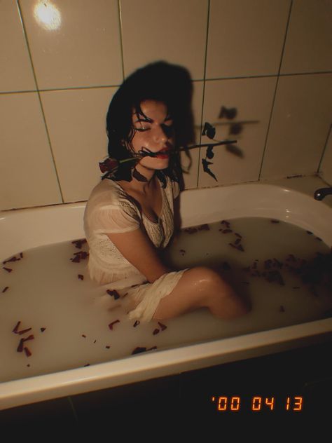 Cool Bathtub Photoshoot, Bathtub Roses Photoshoot, Bathtub Photoshoot Woman, Creepy Bathtub Photography, Milk Bathtub Photoshoot, Milk Tub Photoshoot, Bathtub Photoshoot Grunge, Bath Tub Shoot Ideas, Bath Tub Ideas Photoshoot