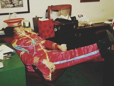 1967 Ringo Starr takes a nap wearing his Sgt. Pepper suit. Sgt Peppers Lonely Hearts Club Band, Richard Starkey, Beatles Sgt Pepper, Beatles Ringo, Sgt Pepper, Brodie Sangster, British Invasion, The Fab Four, Lonely Heart