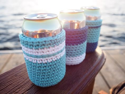 Crochet Beer Cozy, Crochet Can Cozy, Crochet Koozie, Wine Cozy, Crochet Beer, Cup Cozy Crochet Pattern, Cup Cozy Crochet, Can Cozies, Beer Cozy