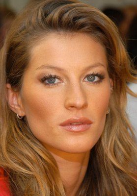 Makeup.. with hair down Gisele Bundchen Style, Gisele Bundchen Body, Gisele Caroline Bündchen, Face Hairstyles, Makeup Trial, Arched Eyebrows, Gisele B, Long Face Hairstyles, Long Face