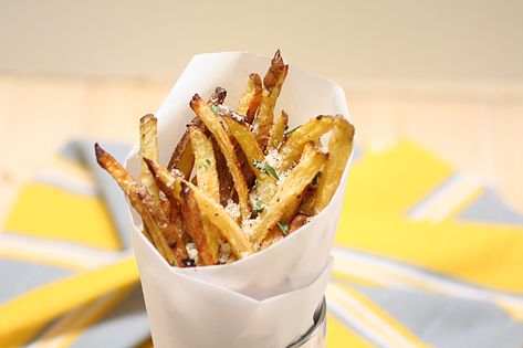 Oscar appetizer!! Food Organisation, Usa Recipes, All American Food, Garlic Parmesan Fries, American Foods, French Fries Recipe, Truffle Fries, State Foods, Idaho Potatoes