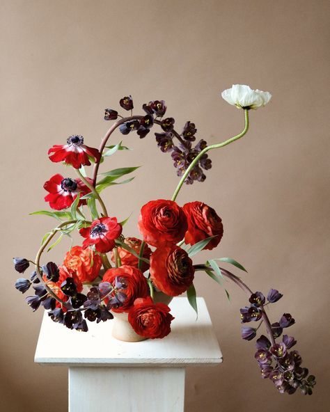 Poppies Arrangement Floral Design, Red Poppy Flower Arrangement, Center Piece Flower Arrangement, Event Floral Arrangements, Ranunculus Ikebana, Poppy Flowers Wedding, Poppy Floral Arrangements, Red Ranunculus Bouquet, Abstract Floral Arrangements